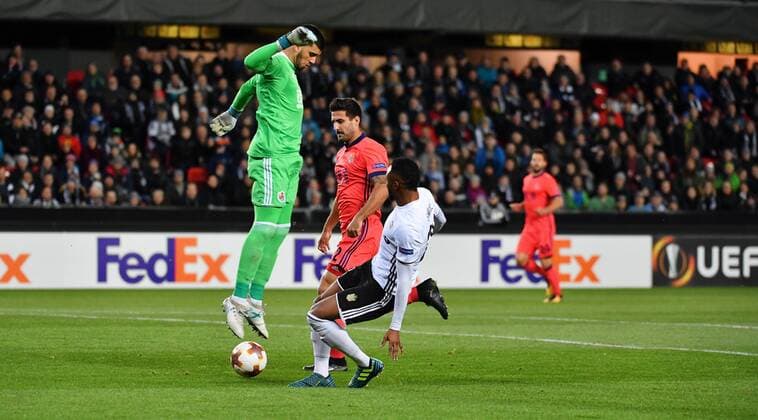 Fotball Menn UEFA Europa League Rosenborg - Real Sociedad Lerkendal Stadium, Trondheim, Norway 23 november 2017 Rosenborgs Samuel Adegbenro farlig frampa mot Real Sociedads Raul Navas og keeper Geronimo Rulli (V) Foto : Arve Johnsen, Digitalsport 