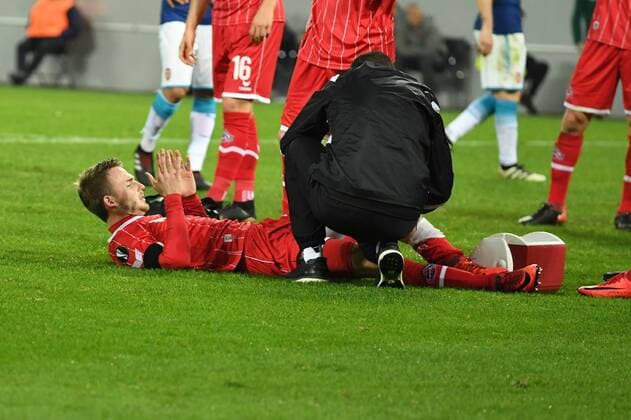 Football UEFA Europaleague Season 2017 2018 1 FC koeln vs Arsenal FC 23 11 2017 Rheinenergiestadion Koeln Jannes Kilian Horn is treated to FC Köln