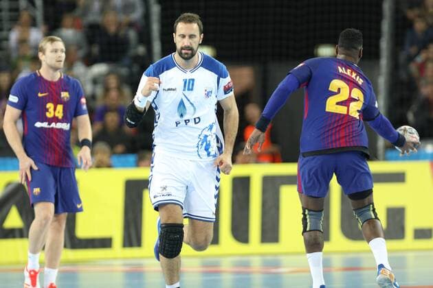 Zagreb, 23.11.2017. - Arena Zagreb hall, 2017 18 EHF Men s Champions League Group Phase. HC Prvo plinarsko drustvo (white) - ESP FC Barcelona Barca Lassa (blue) 24:32 Igor VORI (10) 