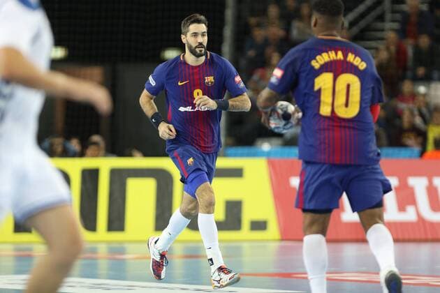 Zagreb, 23.11.2017. - Arena Zagreb hall, 2017 18 EHF Men s Champions League Group Phase. HC Prvo plinarsko drustvo (white) - ESP FC Barcelona Barca Lassa (blue) 24:32 Raul ENTRERRIOS RODRIGUEZ (9) 