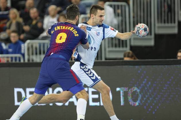 Zagreb, 23.11.2017. - Arena Zagreb hall, 2017 18 EHF Men s Champions League Group Phase. HC Prvo plinarsko drustvo (white) - ESP FC Barcelona Barca Lassa (blue) 24:32 Dobrivoje MARKOVIC (15) vs Tin KONTREC (9) 