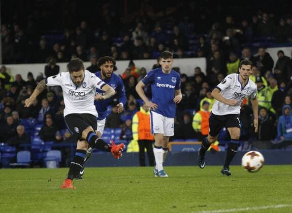 23rd November 2017, Goodison Park, Liverpool, England; UEFA Europa League, Everton versus Atalanta; Alejandro Gomez of Atalanta misses from the penalty after 48 minutes  ActionPlus11955149