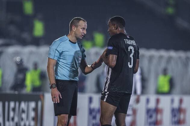 23rd November 2017, Partizan Stadium, Serbia, Belgrade; UEFA Europa League, Partizan versus Young Boys; The referee Tamas Bognar talks with Forward Leandre Tawamba of Partizan  ActionPlus11955160