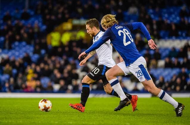 Alejandro Gomez of Atalanta tracked by Tom Davies of Everton during the UEFA Europa League match between Everton and Atalanta at Goodison Park, Liverpool, England on 23 November 2017. Copyright: xJohnxBaguleyx 17850029