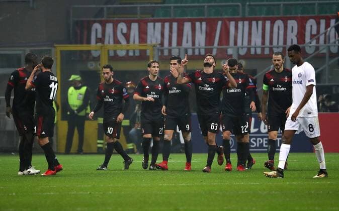SOCCER - EL, Milan vs A.Wien MILAN,ITALY,23.NOV.17 - SOCCER - UEFA Europa League, AC Milan vs FK Austria Wien. Image shows the rejoicing of Patrick Cutrone (AC Milan) and the disappointment of Abdullahi I. Alhassan (A.Wien). GEPAxpictures xAndreasxPranter