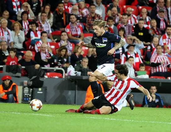 Athletic Bilbao s defender Xabier Etxeita (R) vies for the ball with Hertha Berlin s Alexander Esswein during the UEFA Europa League Group J match between Athletic Bilbao and Hertha Berlin at the San Mames stadium in Bilbao, Basque Country, Spain, 23 November 2017. Athletic de Bilbao vs. Hertha Berlin !ACHTUNG: NUR REDAKTIONELLE NUTZUNG!  Copyright: xLuisxTejidox BIL008 20171123-636470753697731404