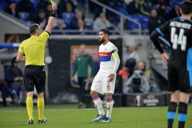 Pawel Raczkowski (arbitre) et Nabil Fekir (lyon) FOOTBALL : Lyon vs Limassol - Ligue Europa - Phase de goupe - 23 11 2017 FredericChambert Panoramic 
