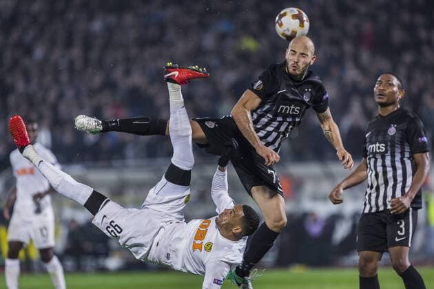 Bilder des Tages - SPORT 23rd November 2017, Partizan Stadium, Serbia, Belgrade; UEFA Europa League, Partizan versus Young Boys; Forward Guillaume Hoarau of Young Boys in action against Defender Nemanja Miletic of Partizan  ActionPlus11955196
