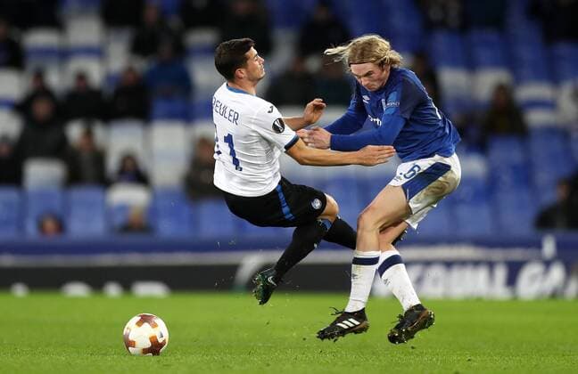 Football - 2017 2018 UEFA Europa League - Group E: Everton vs. Atalanta B.C. Tom Davies of Everton and Robin Gosens of Atalanta at Goodison Park. COLORSPORT LYNNE CAMERON 