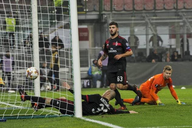 Italy: AC Milan vs FK Austria Wien Europa League Patrick Cutrone and Luca Antonelli of AC Milan on goal of André Silva during uefa Europa League AC Milan vs FK Austria Wien at San Siro Stadium Milan Italy San Siro StADIUM  GaetanoxPiazzolla PacificxPress