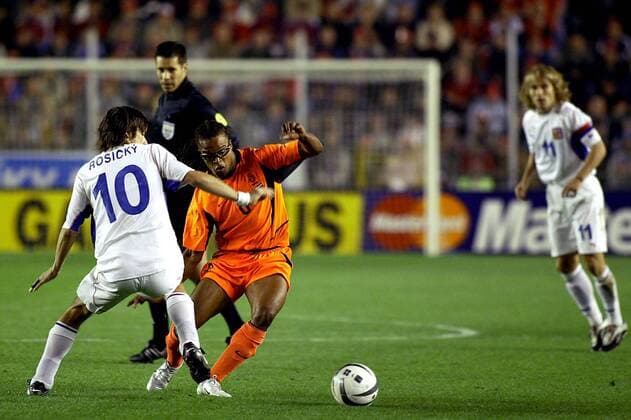 season 2003 2004 prague 10 09 2003 ek qualification tjechie nederland 3 1 edgar davids and tomas rosicky wk2006 world cup tjechie czech republic tjechie nederland kpnw200337 football