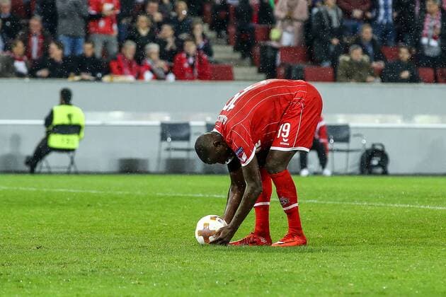 Sehrou Guirassy FC Koeln 19 concede the penalty to 1 FC Koeln FC Arsenal London Koeln Copyright: xEIBNER BenjaminxHornx EP_BHN