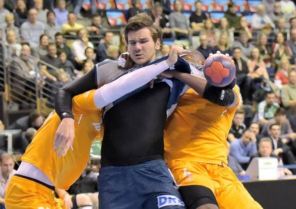 EHF Cup Handball Fuechse Berlin vs FC Porto 23 11 2017 at the ball Erik Schmidt 28 Fuechse Berlin during the match between Fuechse Berlin and FC Porto on 23 11 2017 in the Max Schmeling Halle Berlin Germany Handball men 3 round EHF Cup xDLx