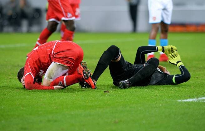 Soccer UEFA Europa League Men Season 2017 2018 Group H 5 Gameday Rhein Energie Stadium Cologne 1 FC Köln red FC Arsenal London blue 1 0 Timo Horn FC Cologne and Jannes Horn FC Cologne injured on the ground injury pain pain