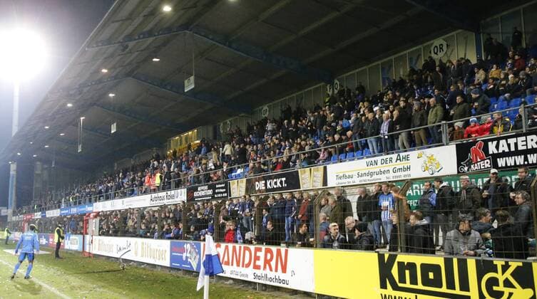 24 11 2017 Hänsch Arena Meppen GER Soccer 3 Liga SV Meppen vs SG Sonnenhof Großaspach The grandstand fills up Meppen Niedersachsen Germany Hänsch Arena