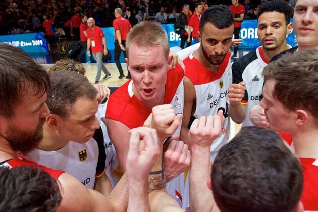 Basketball Chemnitz 24 11 2017 FIBA u200b u200bWorld Cup Qualifiers Europe WC Qualifiers Europe Germany GER Georgia GEO Robin Benzing Germany No 12 Johannes Thiemann Germany No 32 Robin Amaize Germany No 16 Isaiah Hartenstein Germany No 55 Andreas Obst Germany No 42 Dominic Lockhart Germany No 03 Danilo Barthel Germany No 22 cheering after the game