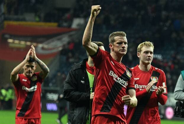 25.11.2017, xpsx, Fussball 1.Bundesliga, Eintracht Frankfurt - Bayer 04 Leverkusen, emspor v.l. Jubel über den Sieg Lars Bender (Bayer Leverkusen) Frankfurt am Main *** 25 11 2017 xpsx Football 1 Bundesliga Eintracht Frankfurt Bayer 04 Leverkusen emspor v l Celebration of victory Lars Bender Bayer Leverkusen Frankfurt am Main