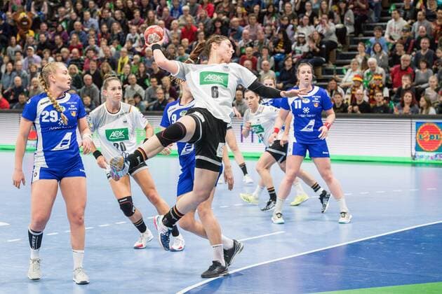 GER HB Women FSP Germany GER vs Iceland ISL 25 11 2017 Ball Games ARENA Dresden GER HB Women FSP Germany GER vs Iceland ISL pictured Jenny Karolius 6 Germany Helena Rut Oervarsdottir 29 Iceland nordphotoxDostmann nph00325