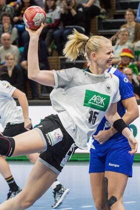 GER HB Women FSP Germany GER vs Iceland ISL 25 11 2017 Ball Games ARENA Dresden GER HB Women FSP Germany GER vs Iceland ISL im Bild Kim Naidzinavicius 15 Germany Helena Rut Oervarsdottir 29 Iceland nordphotoxDostmann nph00325