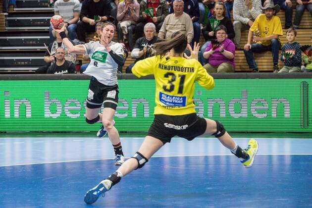 GER HB Women FSP Germany GER vs Iceland ISL 25 11 2017 Ball Games ARENA Dresden GER HB Women FSP Germany GER vs Iceland ISL pictured Jenny Karolius 6 Germany Hafdis Renoetudottir 1 Iceland nordphotoxDostmann nph00325