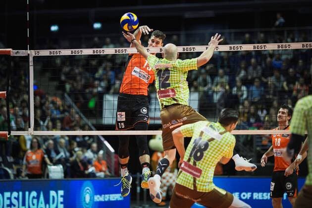 Berlin Germany 25 11 2017 Russell Kyle BR Volleys 15 against the block from Michal Sladecek Herrsching 12 at the volleyball game in the DVV Cup Quarterfinals between BR Volleys and TSV Herrsching