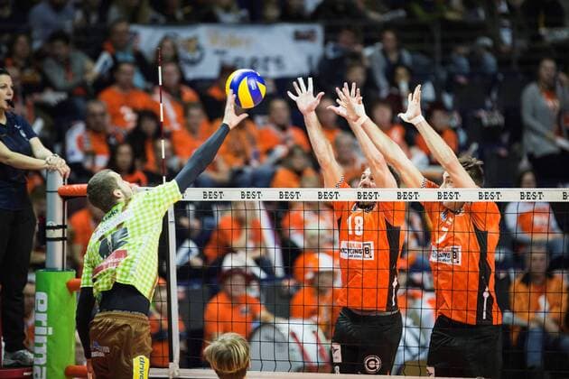 Berlin Germany 25 11 2017 Michal Sladecek Herrsching 12 against the block from Pierre Pujol BR Volleys 18 and Georg Klein BR Volleys 7 playing volleyball in the DVV Cup quarter-final between BR Volleys and TSV Herrsching