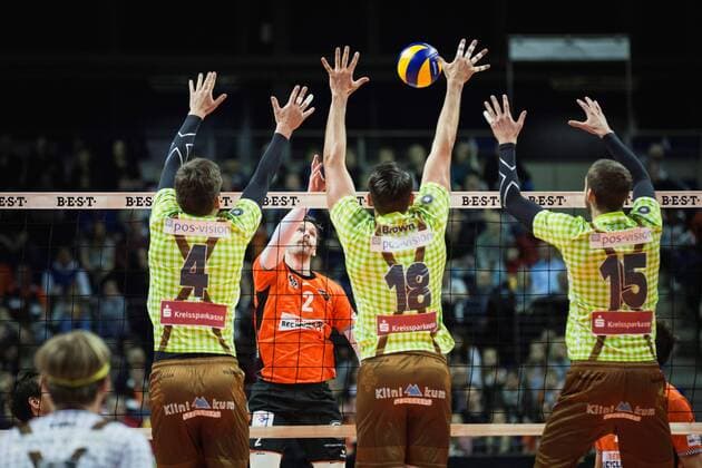 Berlin Germany 25 11 2017 Steven Marshall BR Volleys 2 against the block from Tim Peter Herrsching 4 Andre Brown Herrsching 18 and Christoph Marks Herrsching 15 playing volleyball in the DTV Cup quarter-finals between BR Volleys and TSV Herrsching