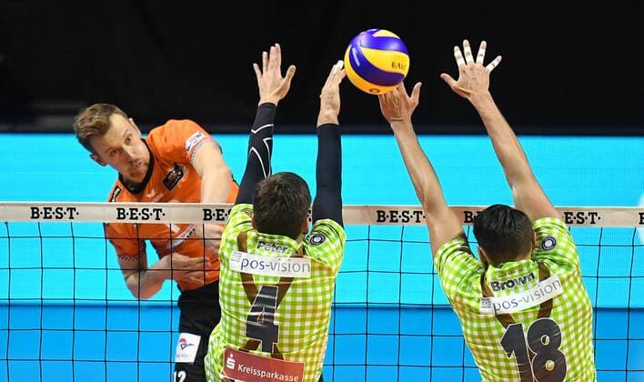 Paul Carroll BR Volleys at the butterfly in front Patrick Steuerwald Herrsching and Andre Brown Herrsching BR Volleys Berlin TSV Herrsching German Volleyball League Season 2017 2018 Men Men Men men playoff play off Final match 2 Volleyball Germany Germany Max Schmeling Halle Berlin 25 11 2017