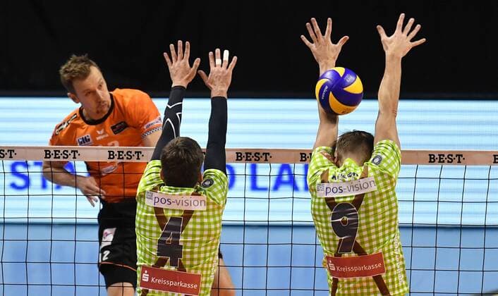 Paul Carroll BR Volleys at the butterfly in front Patrick Steuerwald Herrsching Tobias Neumann Herrsching BR Volleys Berlin TSV Herrsching German Volleyball League Season 2017 2018 Men Men Men men playoff play off Final match 2 Volleyball Germany Germany Max Schmeling Halle Berlin 25 11 2017