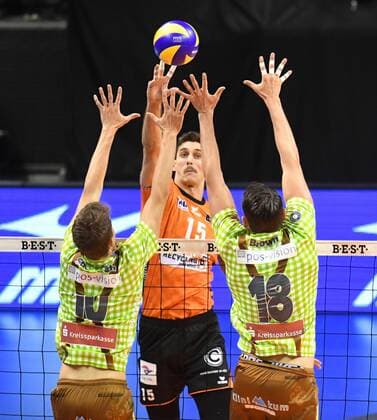 Kyle Russell BR Volleys Back Front Tom Strohbach Herrsching Andre Brown Herrsching BR Volleys Berlin TSV Herrsching German Volleyball League Season 2017 2018 Men Men Men Men Playoff Play Off Final Game 2 Volleyball Germany Germany Max Schmeling Halle Berlin 25 11 2017