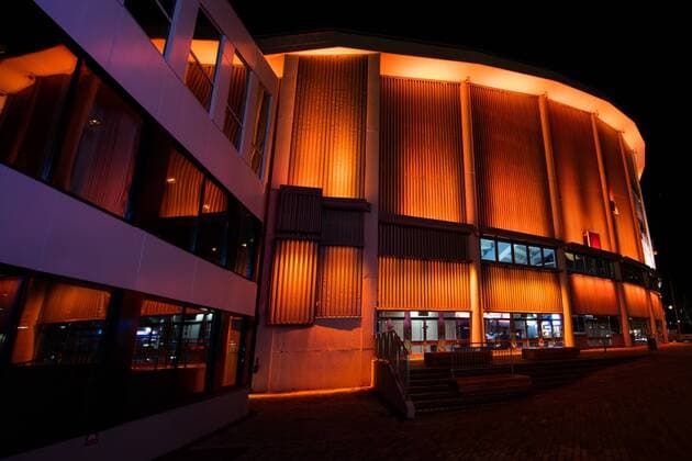 171125 Scandinavium lyser orange efter ishockeymatchen i SHL mellan Frölunda och Linköping den 25 november 2017 i Göteborg.  Copyright: MICHAELxERICHSEN BB171125ZK026