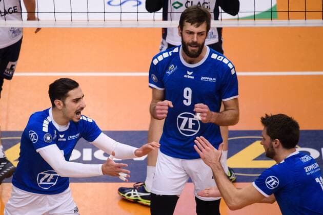 25 11 2017 ZF Arena Friedrichshafen Volleyball DVV Cup Quarterfinals VfB Friedrichshafen vs SVG Lueneburg Lueneburg Cheers Athanasios Protopsaltis 7 Friedrichshafen Philipp Collin 9 Friedrichshafen Simon Tischer 10 Friedrichshafen