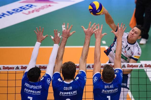 25 11 2017 ZF Arena Friedrichshafen Volleyball DVV Cup Quarterfinals VfB Friedrichshafen vs SVG Lueneburg Lueneburg Block of three Athanasios Protopsaltis 7 Friedrichshafen Philipp Collin 9 Friedrichshafen Bartlomiej Boladz 1 Friedrichshafen Attack Raymond Szeto 11 Lueneburg