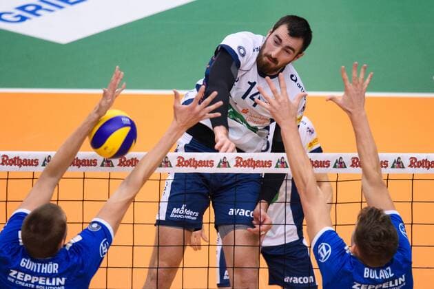 25 11 2017 ZF Arena Friedrichshafen Volleyball DVV Cup Quarterfinals VfB Friedrichshafen vs SVG Lueneburg Lueneburg Attack Michel Schlien 14 Lueneburg Block Double Block Jakob Günthör Guenthoer 12 Friedrichshafen Bartlomiej Boladz 1 Friedrichshafen