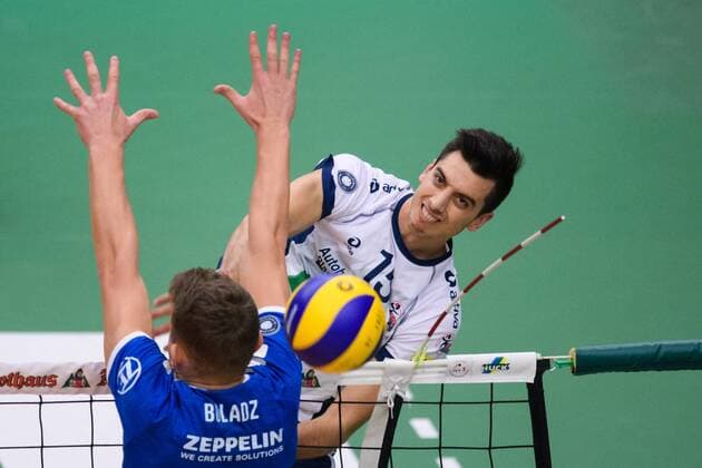 25 11 2017 ZF Arena Friedrichshafen Volleyball DVV Cup Quarterfinals VfB Friedrichshafen vs SVG Lueneburg Lueneburg Block Bartlomiej Boladz 1 Friedrichshafen Attack Ryan Sclater 15 Lueneburg