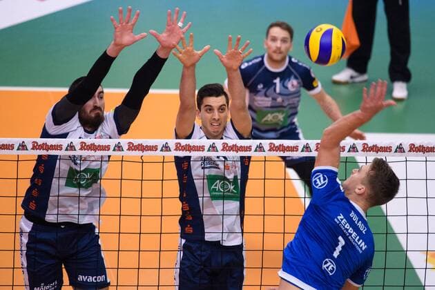 25 11 2017 ZF Arena Friedrichshafen Volleyball DVV Cup Quarterfinals VfB Friedrichshafen vs SVG Lueneburg Lueneburg Block Double Block Michel Schlien 14 Lueneburg Ryan Sclater 15 Lueneburg Attack Bartlomiej Boladz 1 Friedrichshafen