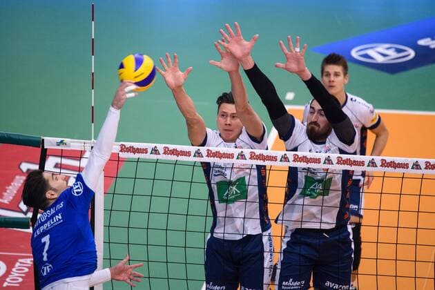 25 11 2017 ZF Arena Friedrichshafen Volleyball DVV Cup Quarterfinals VfB Friedrichshafen vs SVG Lueneburg Lueneburg Attack Athanasios Protopsaltis 7 Friedrichshafen Block Double Block Raymond Szeto 11 Lueneburg Michel Schlien 14 Lueneburg