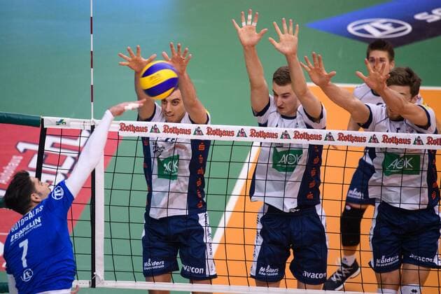 25 11 2017 ZF Arena Friedrichshafen Volleyball DVV Cup Quarterfinal VfB Friedrichshafen vs SVG Lueneburg Lueneburg Attack Athanasios Protopsaltis 7 Friedrichshafen Block of three Ryan Sclater 15 Lueneburg Noah Baxpöhler Baxpoehler 4 Lueneburg Cody Kessel 5 Lueneburg