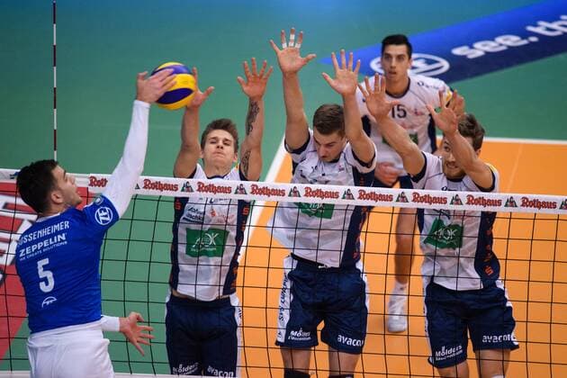 25 11 2017 ZF Arena Friedrichshafen Volleyball DVV Cup Quarterfinals VfB Friedrichshafen vs SVG Lueneburg Lueneburg Attack David Sossenheimer 5 Friedrichshafen Block Triple Block Adam Kocian 8 Lueneburg Noah Baxpöhler Baxpoehler 4 Lueneburg Cody Kessel 5 Lueneburg