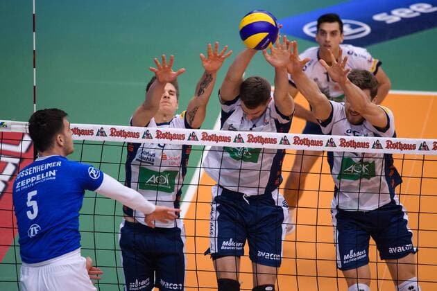 25 11 2017 ZF Arena Friedrichshafen Volleyball DVV Cup Quarterfinals VfB Friedrichshafen vs SVG Lueneburg Lueneburg Attack David Sossenheimer 5 Friedrichshafen Block Triple Block Adam Kocian 8 Lueneburg Noah Baxpöhler Baxpoehler 4 Lueneburg Cody Kessel 5 Lueneburg