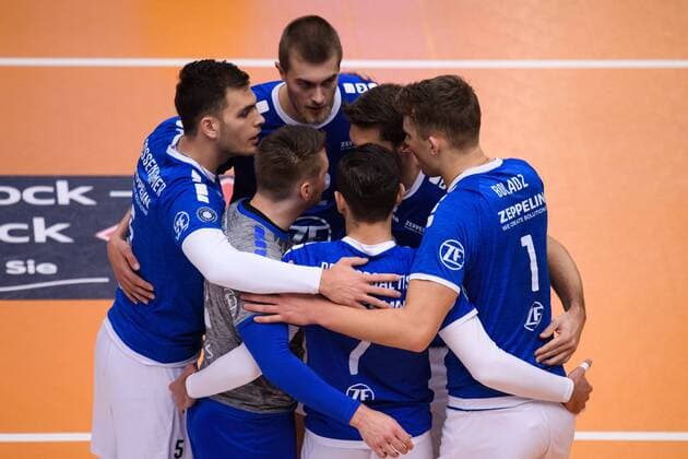 25 11 2017 ZF Arena Friedrichshafen Volleyball DVV Cup Quarterfinals VfB Friedrichshafen vs SVG Lüneburg Lueneburg Cheers David Sossenheimer 5 Friedrichshafen Jakob Günthör Guenthoer 12 Friedrichshafen Markus Steuerwald 13 Friedrichshafen Athanasios Protopsaltis 7 Friedrichshafen Bartlomiej Boladz 1 Friedrichshafen Simon Tischer 10 Friedrichshafen