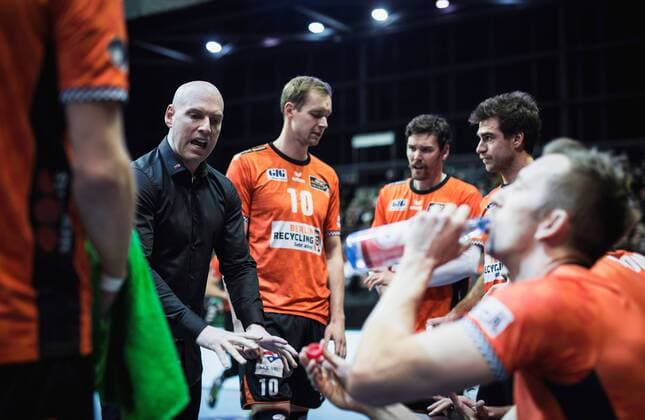 Berlin Germany 25 11 2017 Coach Luke Reynolds BR Volleys playing volleyball in the DVV Cup quarter-final between BR Volleys and TSV Herrsching