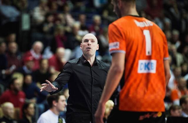 Berlin Germany 25 11 2017 Coach Luke Reynolds BR Volleys playing volleyball in the DVV Cup quarter-final between BR Volleys and TSV Herrsching
