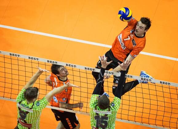 Berlin Germany 25 11 2017 Georg Klein BR Volleys 7 against the block from Wilhelm Nilsson Herrsching 9 and Christoph Marks Herrsching 15 playing volleyball in the DVV Cup Quarter-finals between BR Volleys and TSV Herrsching