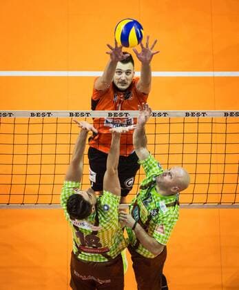 Berlin Germany 25 11 2017 Aleksandar Okolic BR Volleys 1 against the block from Andre Brown Herrsching 18 and Michal Sladecek Herrsching 12 in the volleyball game in the DVV Cup Quarter-final between BR Volleys and TSV Herrsching