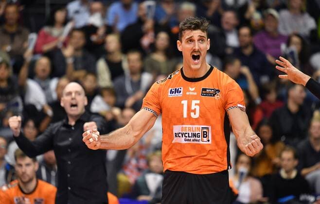 Kyle Russell BR Volleys cheers behind Luke Reynolds Manager BR Volleys BR Volleys Berlin TSV Herrsching German Volleyball League Season 2017 2018 Men Men Men men playoff play off Final Game 2 Volleyball Germany Germany Max Schmeling Halle Berlin 25 11 2017
