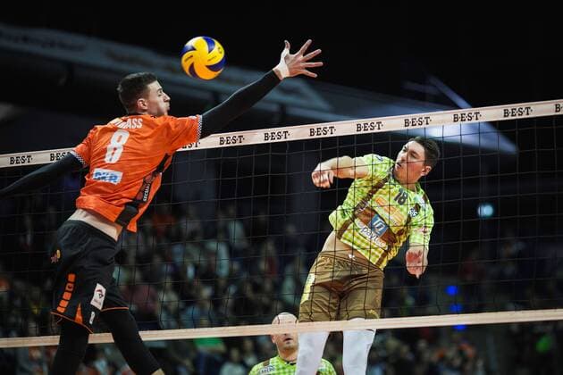 Berlin Germany 25 11 2017 Andre Brown Herrsching 18 against the block from Graham Vigrass BR Volleys 8 in the volleyball game in the DVV Cup quarter-final between BR Volleys and TSV Herrsching