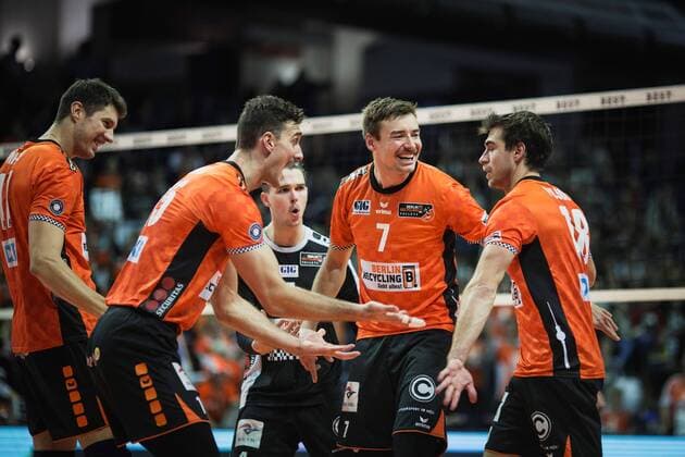 Berlin Germany 25 11 2017 v left Adam White BR Volleys 11 Russell Kyle BR Volleys 15 Luke Perry BR Volleys 4 Georg Klein BR Volleys 7 Pierre Pujol BR Volleys 18 playing volleyball in the DTV Cup quarter-final between BR Volleys and TSV Herrsching