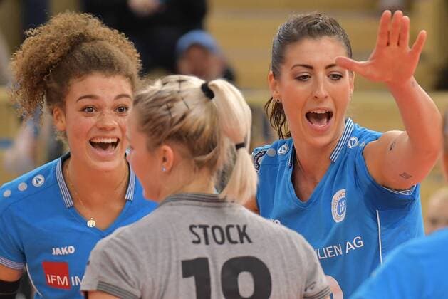26 11 2017 xtkx Volleyball VVC Cup Women VC Wiesbaden VfB Suhl emspor v l Kimberly Drewnick VCW Lisa Stock VCW Karolina Bednarova VCW Wiesbaden