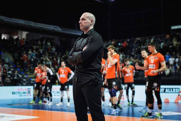 Berlin Germany 25 11 2017 Coach Luke Reynolds BR Volleys playing volleyball in the DVV Cup quarter-final between BR Volleys and TSV Herrsching